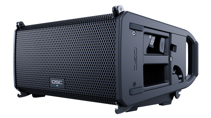 Line array activo QSC L Class LA108, 3/4 de frente, para eventos corporativos